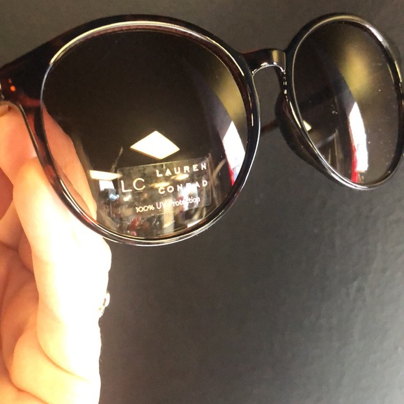 Large Tortoise Shell Round Sunglasses 100% UV Protection - Picture 5 of 5